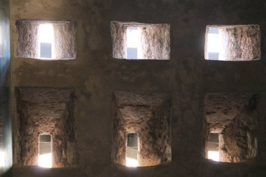 Şehirde terk edilmiş eski bir ev.