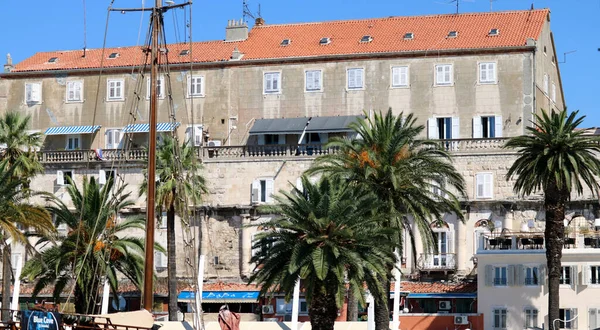 Arka plandaki şehir, Akdeniz 'in merkezindeki eski kasaba..