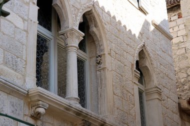 Şehirdeki eski bina.