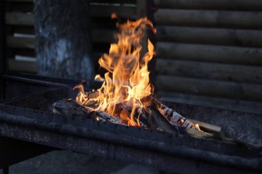 Fırında yanan şömine.
