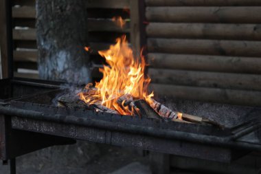 Mutfakta şömine yanıyor.
