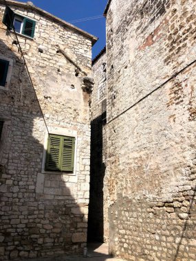 Küçük pencereli eski taş ev