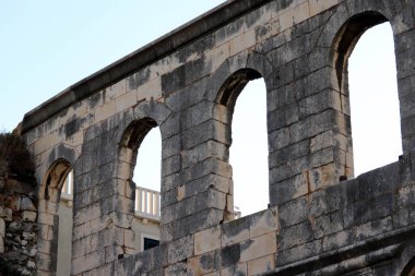 Şehirdeki Roma su kemerinin kalıntıları.