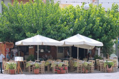 Eski yolda şemsiyeli bir yazlık kafe.