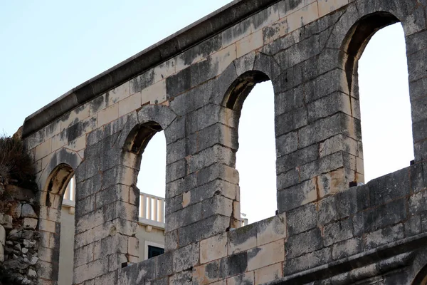 Zřícenina Římského Akvaduktu Městě — Stock fotografie