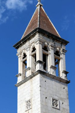 Şehirdeki kutsal mezarlığın kilisesi.