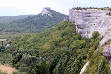 Dağlar vadisindeki kayalık dağ manzarası.