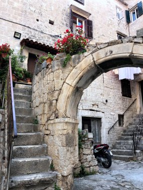 Eski şehrin dar sokaklarında