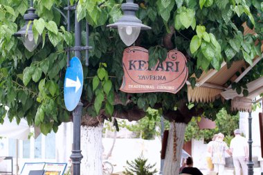 Sokak lambası, asılma işareti ve bir sürü farklı şekil ve boyut.