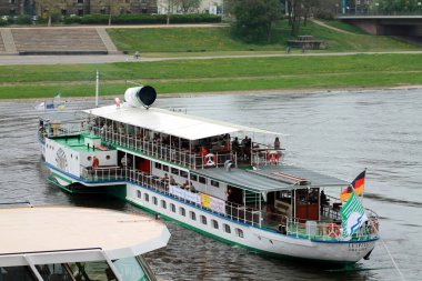 Limandaki küçük bir nehirde tekne.