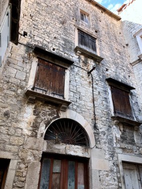 Venedik şehrinin eski ahşap kapısı