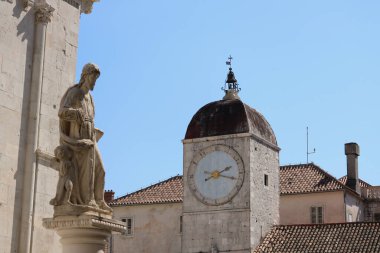 Çan kulesinin manzarası, kutsal üçlünün kilisesi.