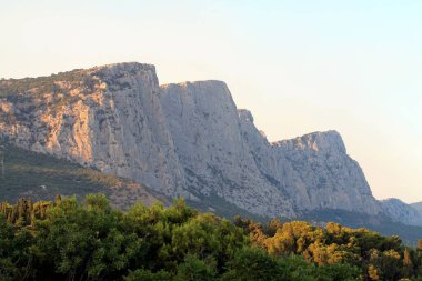 Yazın dağların güzel manzarası