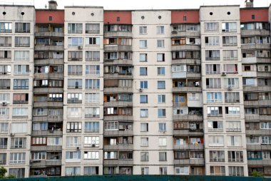 Şehirdeki binanın ön cephesi