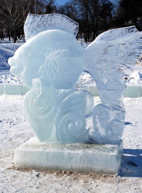 Yeni yılın buzdan heykeli.