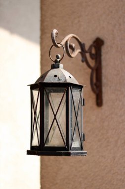 Sokaktaki eski fener.