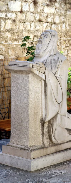 Estatua Piedra Cerca Casa Antigua —  Fotos de Stock