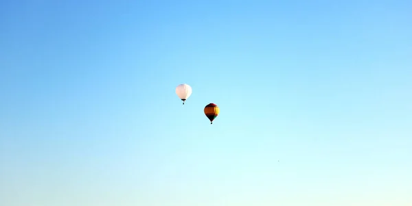 Balon Gorące Powietrze Lecący Nad Błękitnym Niebem — Zdjęcie stockowe