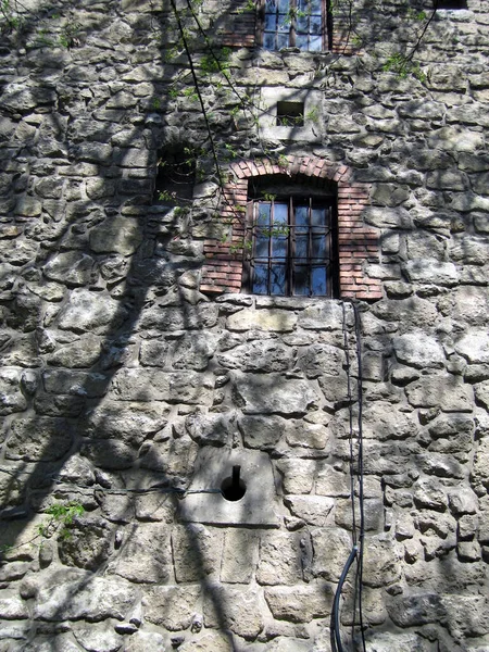 Viejo Muro Piedra Con Una Ventana —  Fotos de Stock