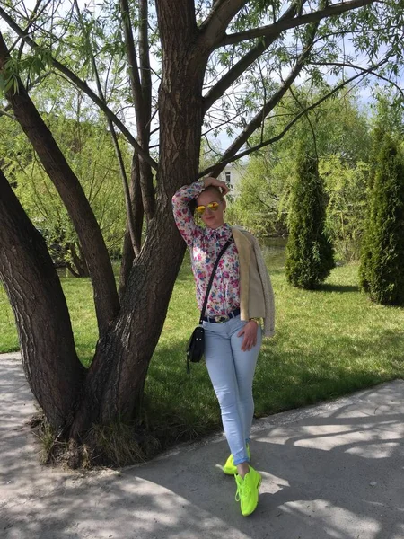 공원에 선글라스낀 아름다운 여성의 — 스톡 사진