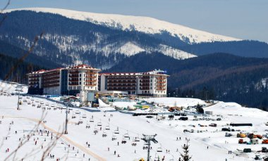 Kar ve dağlarla kaplı kış manzarası