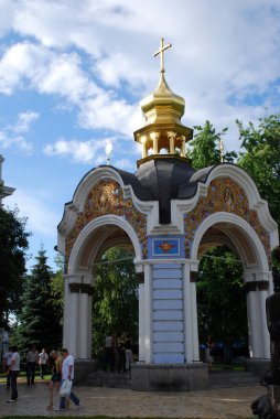 Mavi gökyüzünün arka planında altın kubbeler olan kilise..