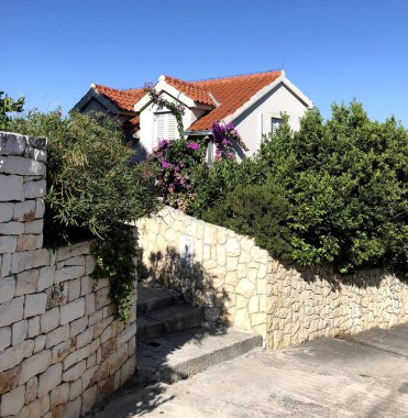 Köyde eski bir ev.