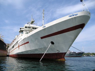 Deniz limanındaki gemi.