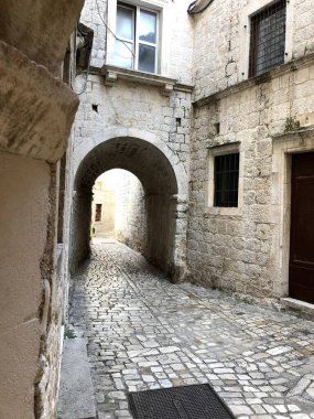 Şehrin eski ortaçağ sokağı.