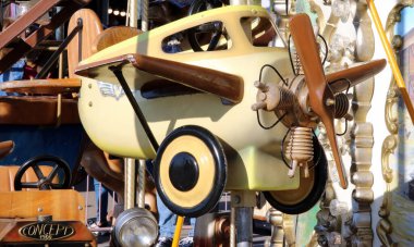 Carusel 'de eski metal uçak