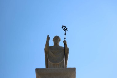 Şehirdeki bir adamın heykeli