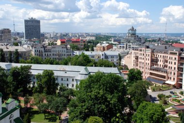 Binanın yüksekliğinden bir şehir manzarası