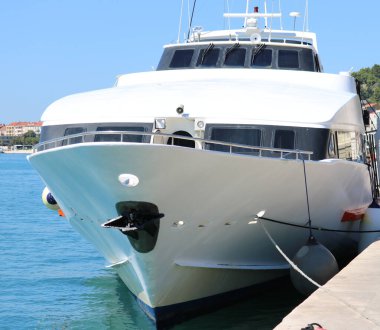 Körfezde yelkenli teknesi