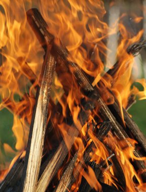 Şöminede yanan ateş