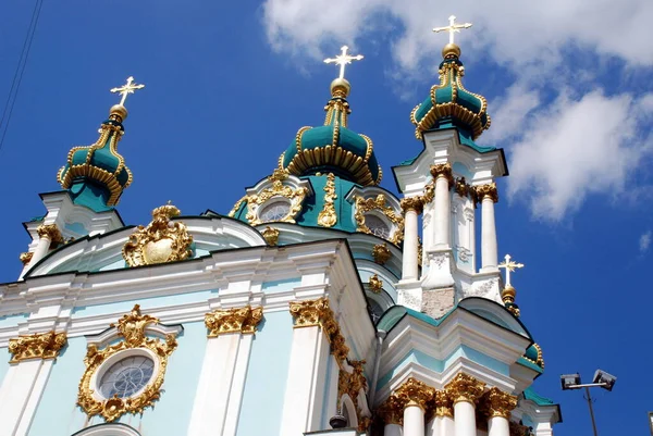 青い空の十字架を持つ正統派教会 — ストック写真