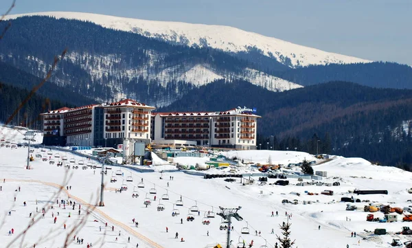 Kar ve dağlarla kaplı kış manzarası