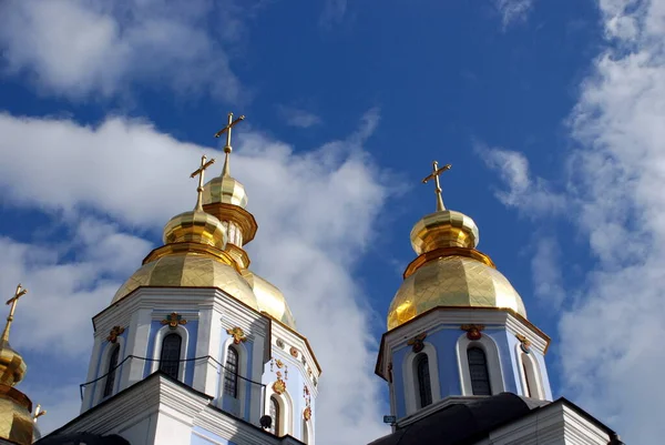 教会の黄金のドームの眺め — ストック写真