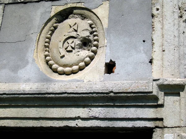 十字架のついた古い石垣 — ストック写真