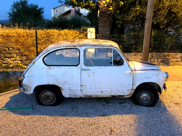Παλιό Αυτοκίνητο Στο Δρόμο — Φωτογραφία Αρχείου