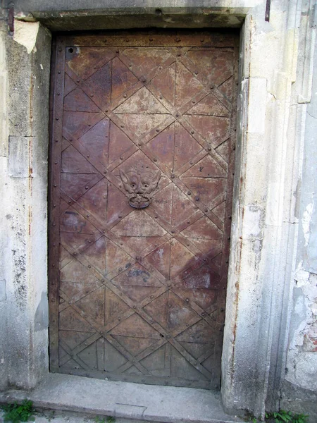 Şehirdeki Eski Metal Kapı — Stok fotoğraf