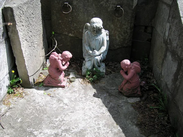 Ange Trois Statues Dans Cimetière — Photo
