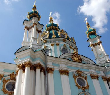 Kilisenin altın kubbeleri