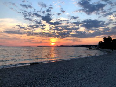 Denizin üzerinde güzel bir gün batımı
