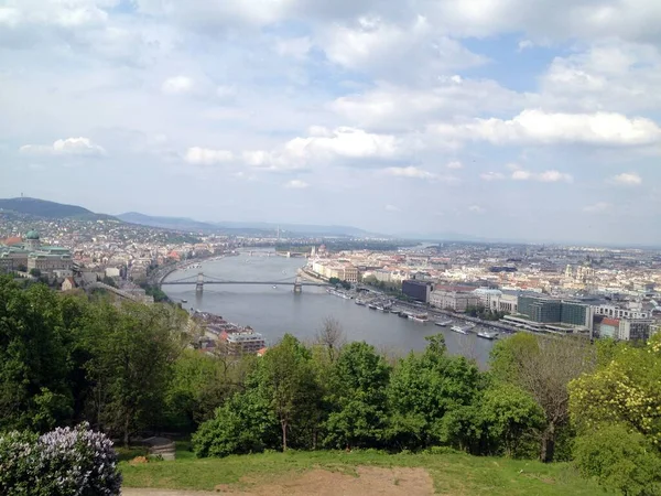 Şehir Merkezi Nehir Köprünün Panoramik Görüntüsü — Stok fotoğraf