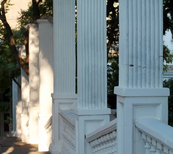 Σκάλες Κάγκελα Και Κολώνες Στην Παλιά Πόλη — Φωτογραφία Αρχείου