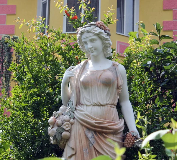 Statue Une Fille Dans Beau Jardin — Photo