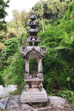 Küçük şelale, su ormandaki bir derede yavaşça akıyor. Güzel şelale.