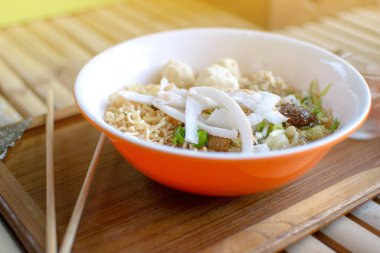 Portakal kabındaki erişteler masaya konur..