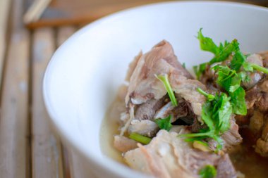 Büyük domuz kemikli haşlama çorbası.