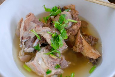 Büyük domuz kemikli haşlama çorbası.